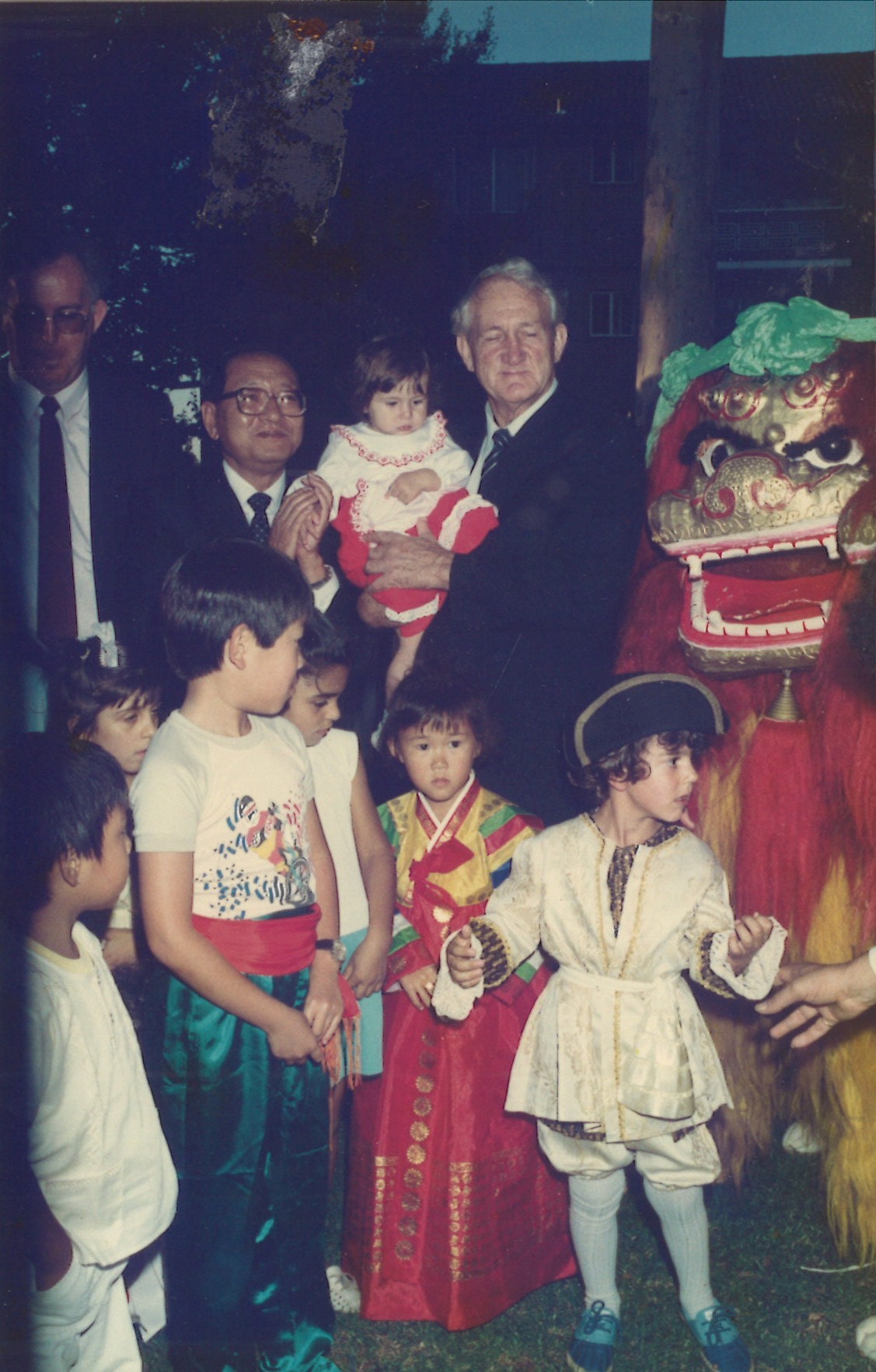 4 CCCC day_29.3.1987_guests with kids